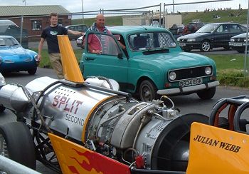 Jet car vs Renault 4